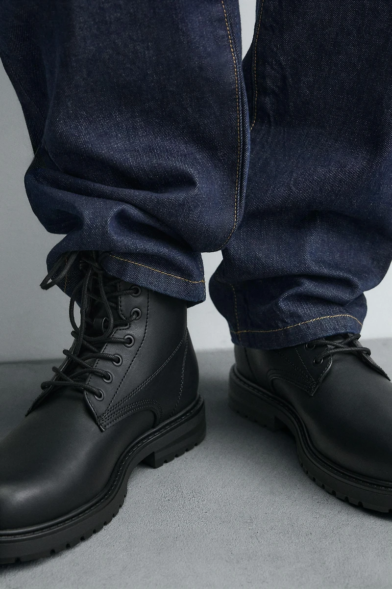 BOTTES À LACETS AVEC VOLUME
