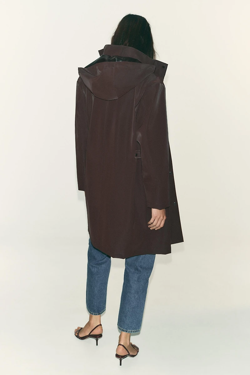VESTE ENDUITE À CAPUCHE COUPE-VENT