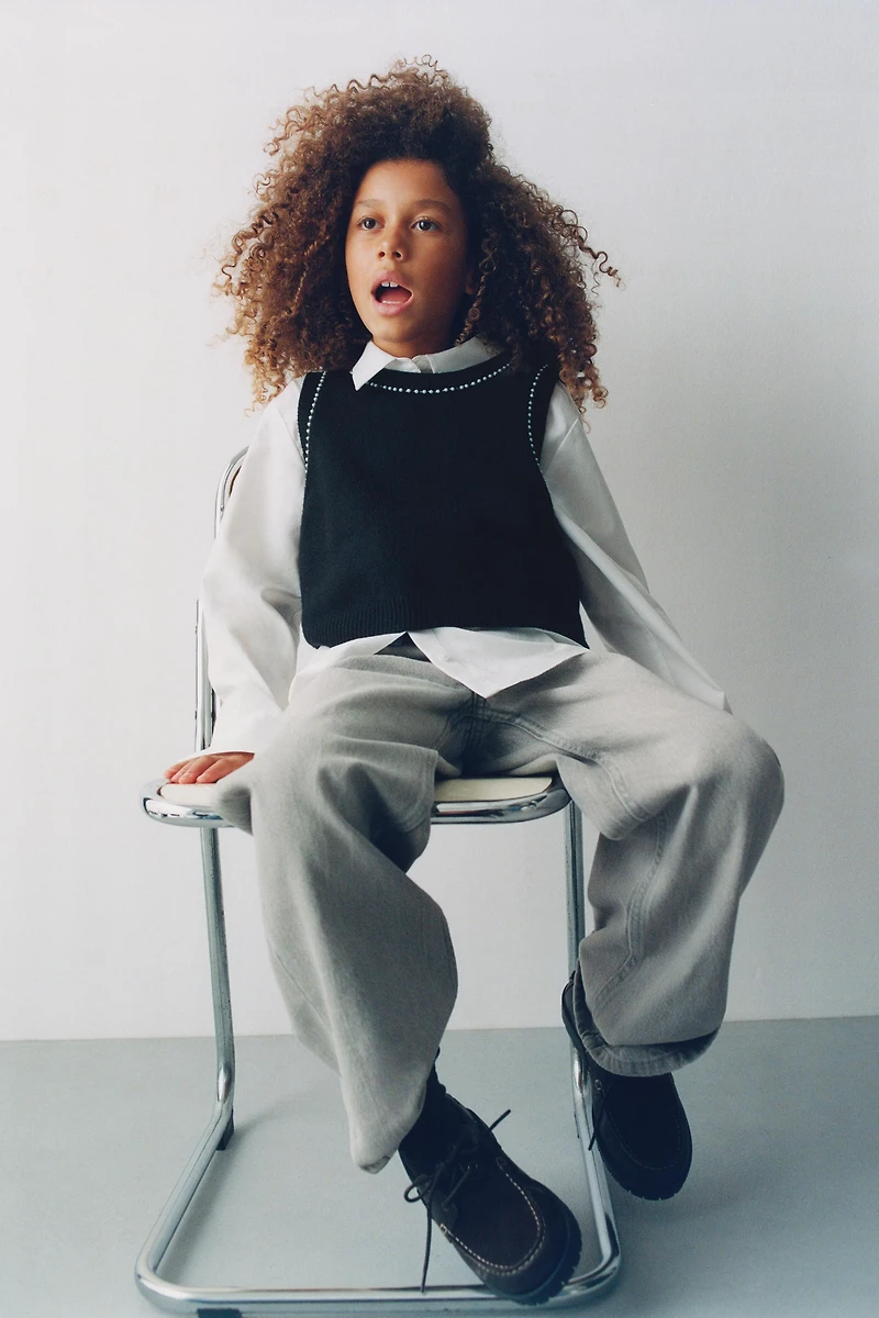 CHEMISE UNIE AVEC GILET EN MAILLE ET PERLES