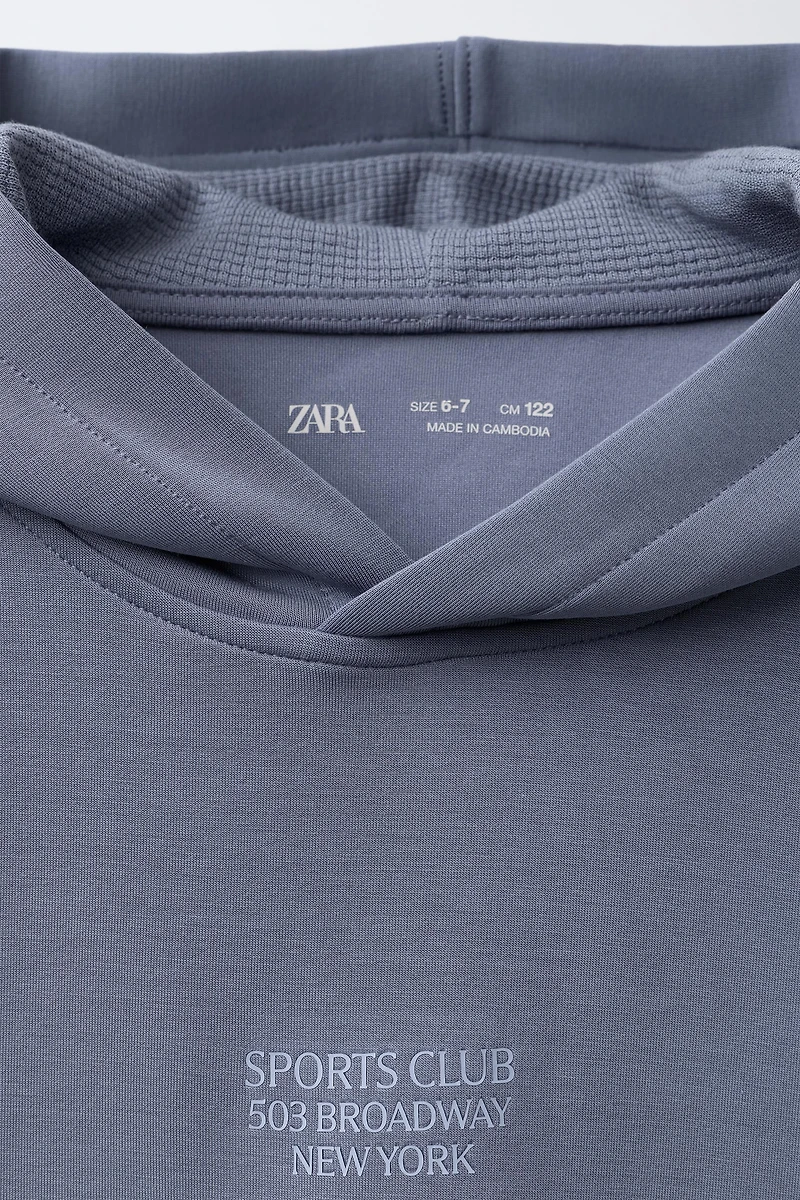 SWEAT À CAPUCHE AVEC INSCRIPTION ET MODAL