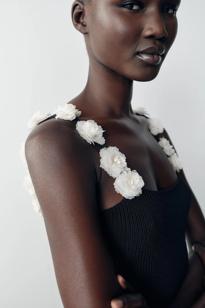 TOP EN MAILLE À FLEURS