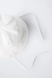 BONNET AVEC ÉTIQUETTE
