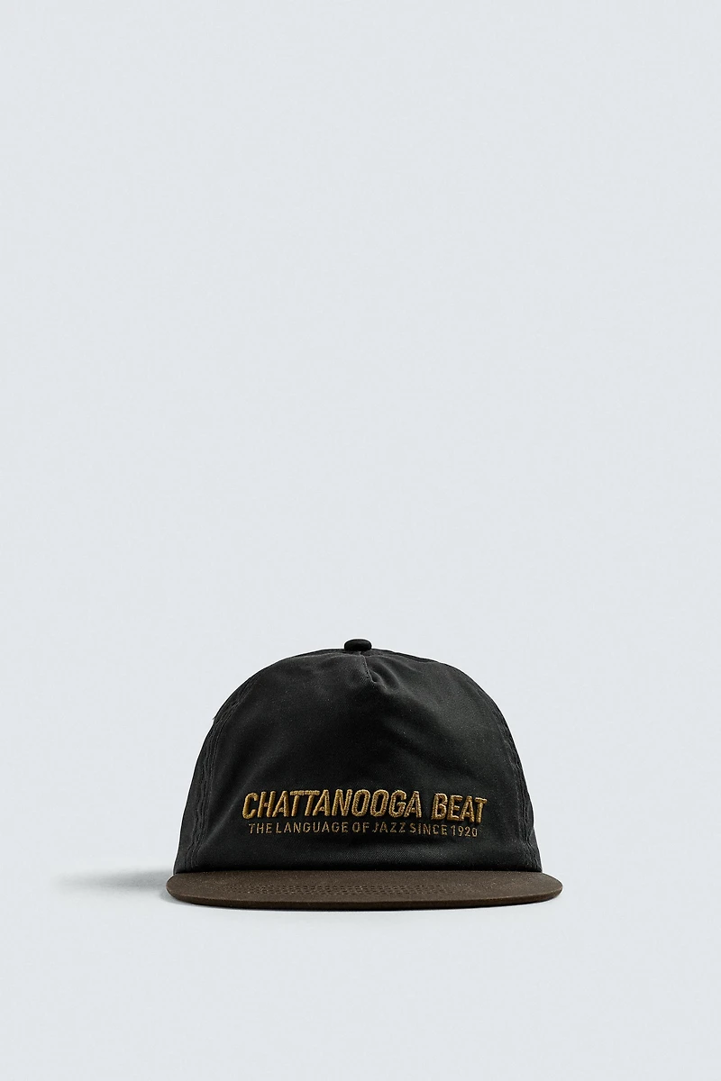 CASQUETTE À VISIÈRE PLATE BRODÉE