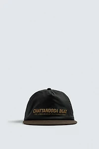 CASQUETTE À VISIÈRE PLATE BRODÉE