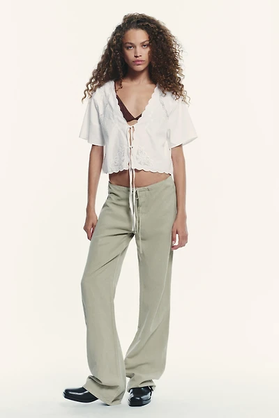 CHEMISE À LACETS ET BRODERIES