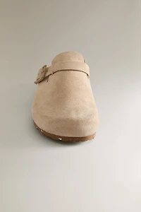 LEATHER CLOGS WITH BUCKLE DETAIL AND TOPSTITCHING
