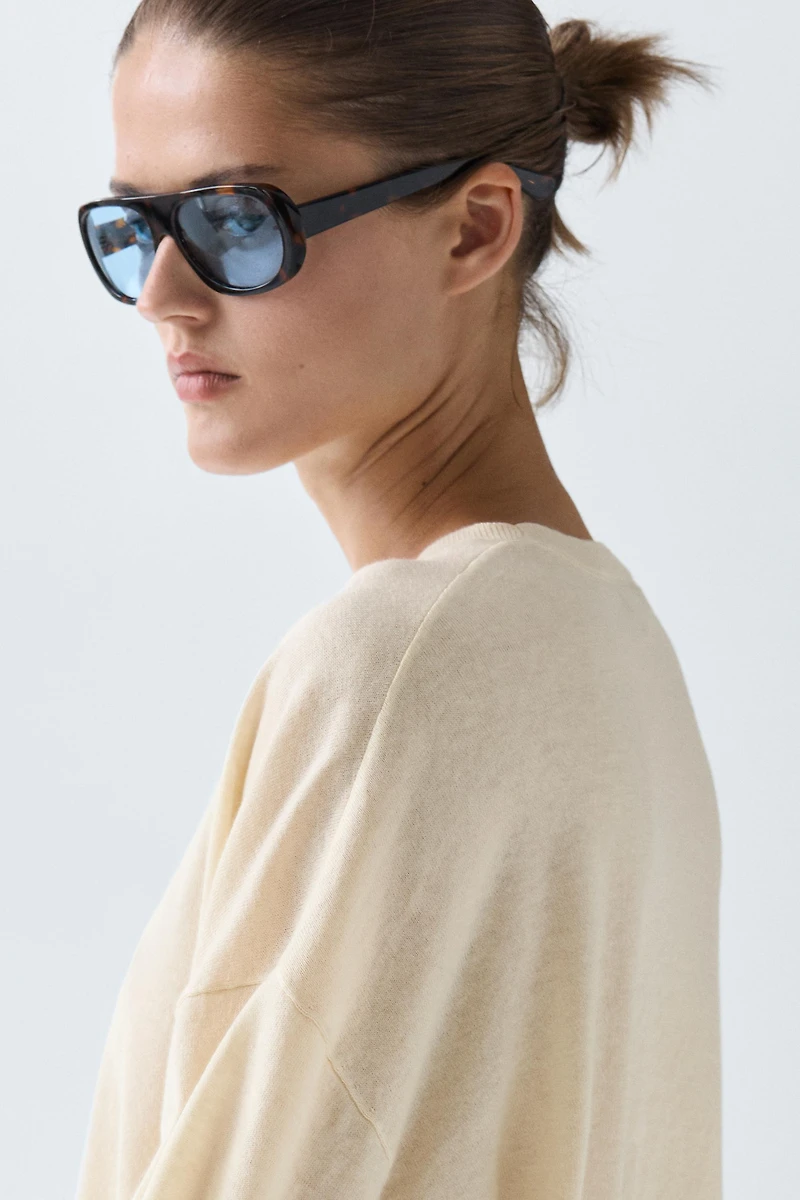 Round neck knit sweater