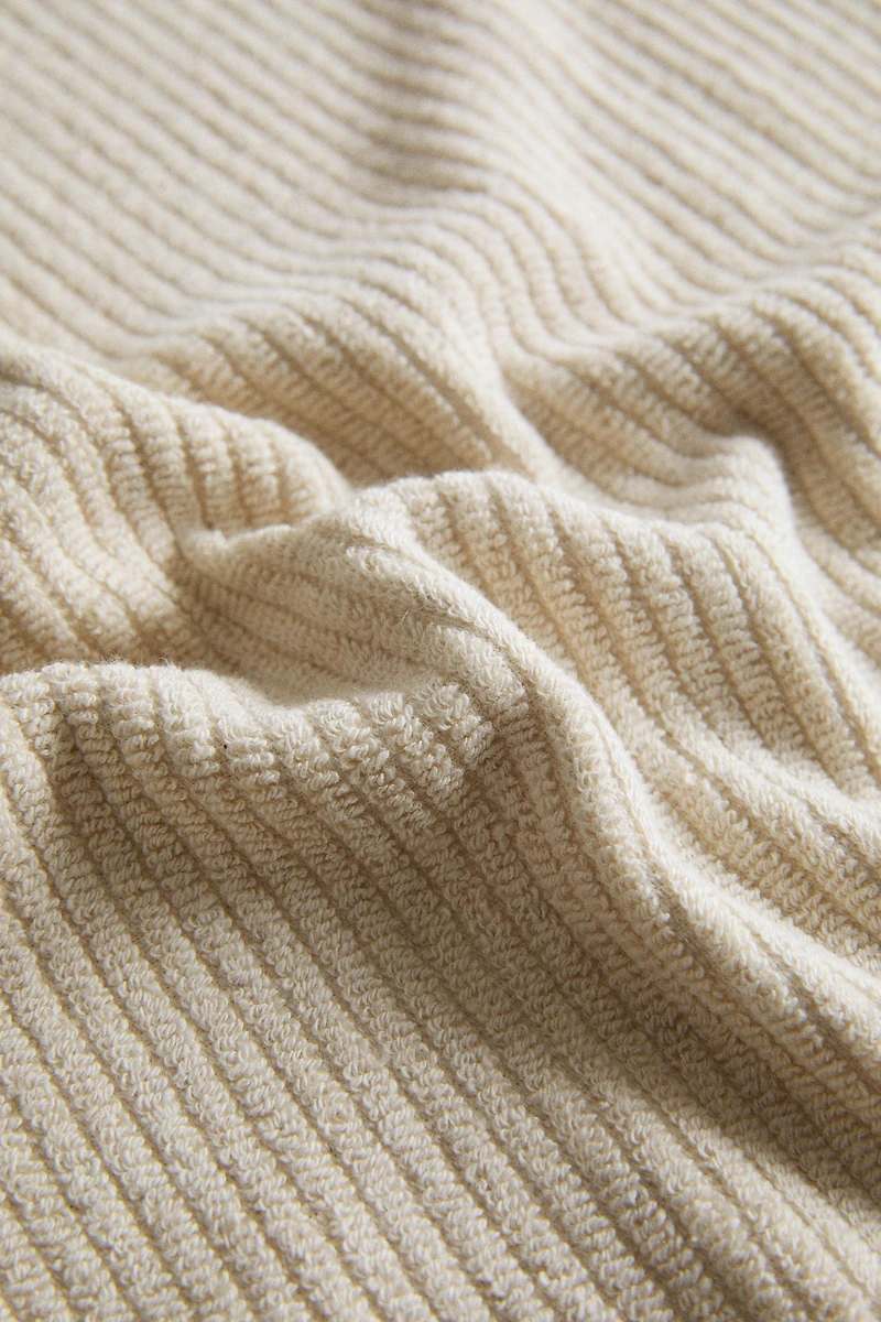 TEXTURED BATH TOWEL