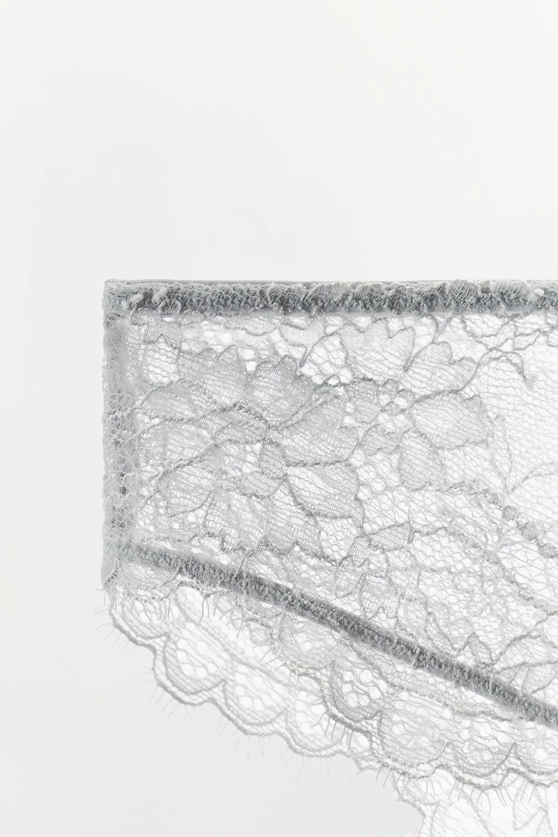 CULOTTE EN DENTELLE