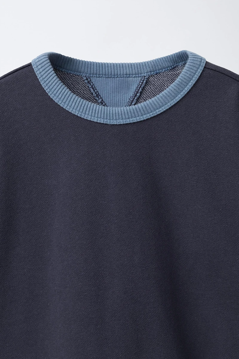 CONTRAST COLLAR SWEATSHIRT WITH CUTOUTS