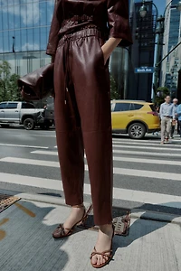 PANTALON EN MATIÈRE SYNTHÈTIQUE