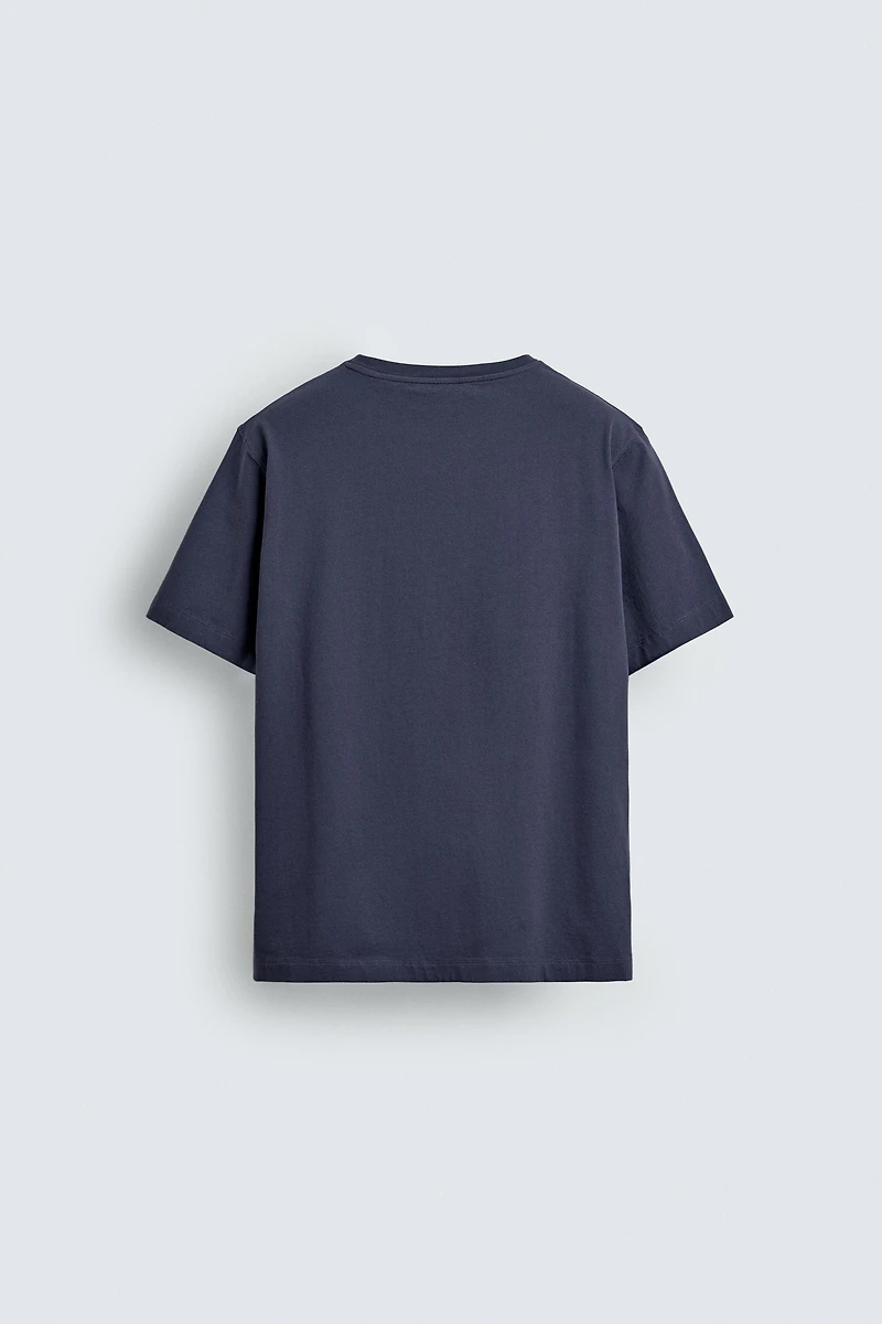 T-SHIRT À GRAPHIQUE POLYNÉSIEN