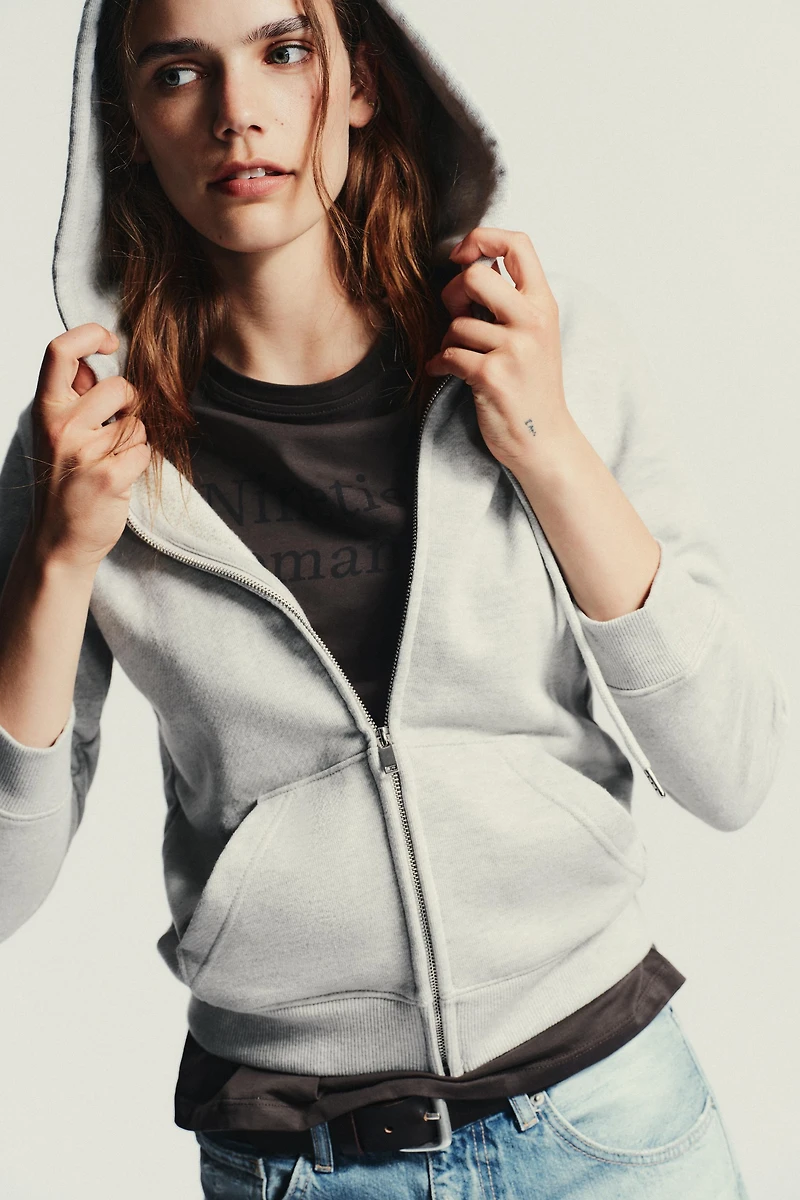 HOODED SWEATSHIRT