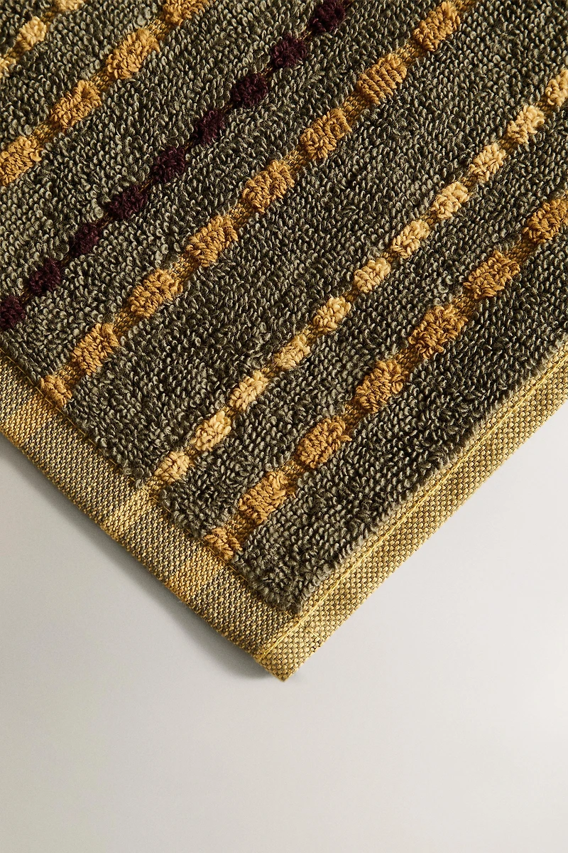 BATH TOWEL WITH COLORED DOTS