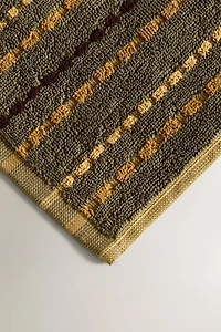 BATH TOWEL WITH COLORED DOTS