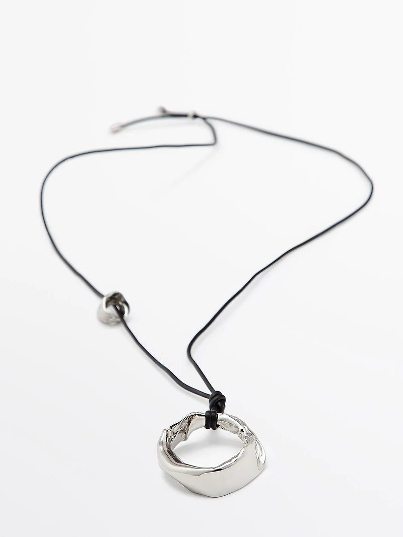Pendentif en cuir avec pièce irrégulière