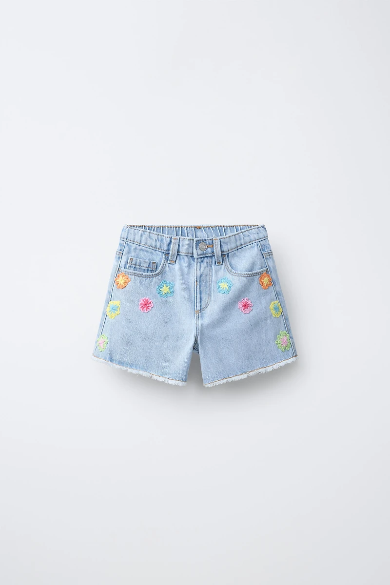 MOM FIT DENIM SHORTS WITH CROCHET FLOWERS