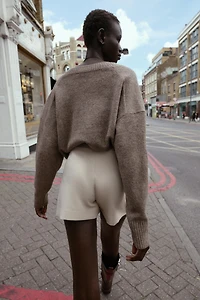 JUPE-PANTALON ASYMÉTRIQUE AVEC APPLIQUE
