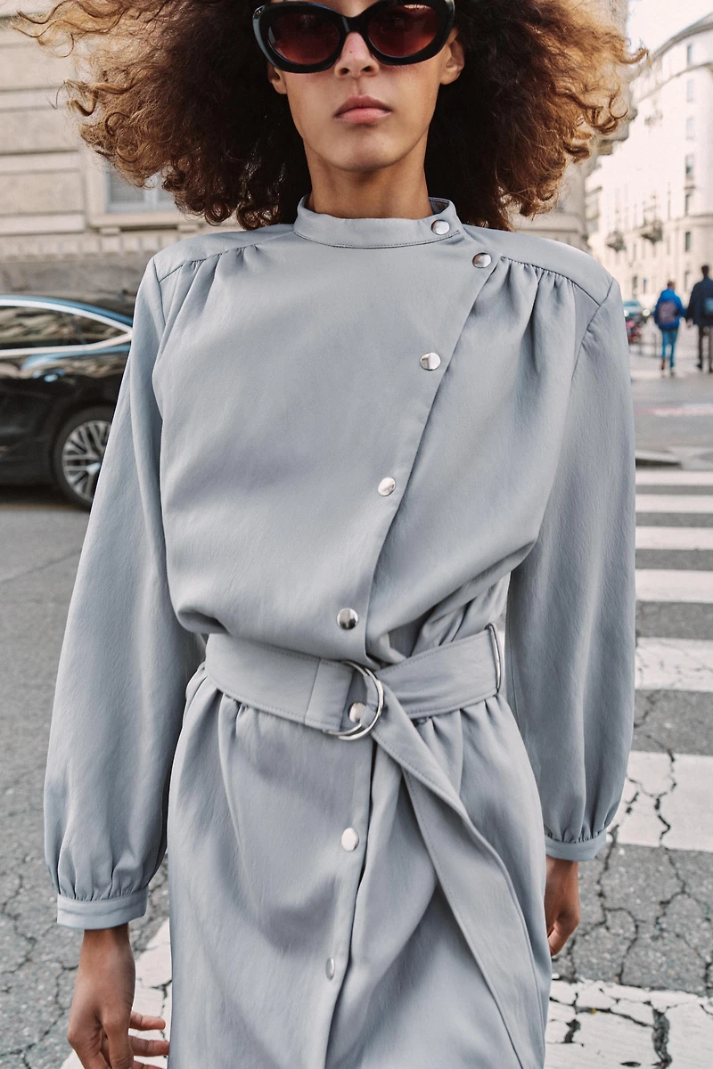 ROBE COURTE MATIÈRE SYNTHÉTIQUE AVEC CEINTURE