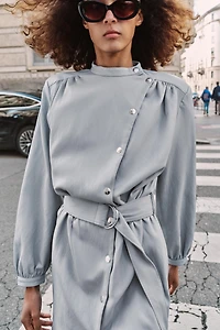 ROBE COURTE MATIÈRE SYNTHÉTIQUE AVEC CEINTURE