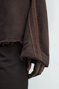 CONTRAST STRIPE SWEATSHIRT