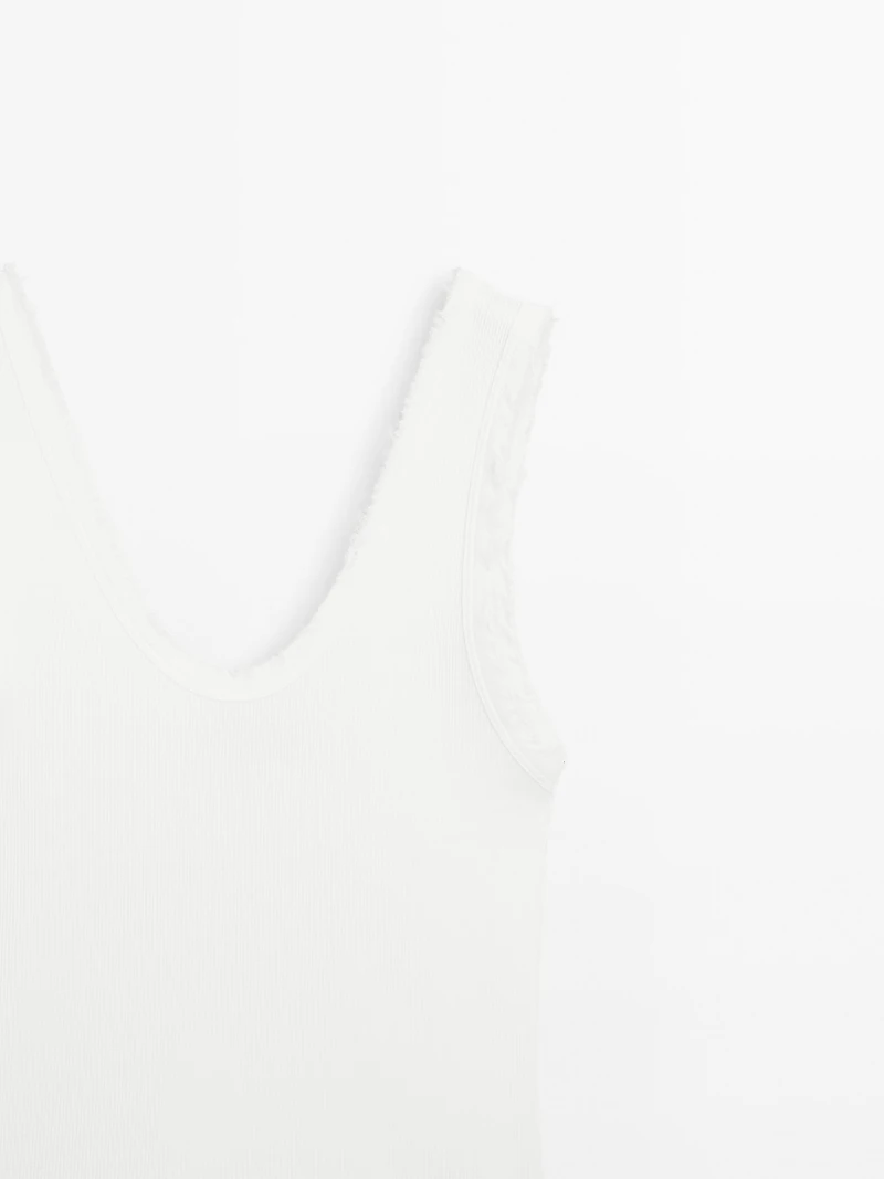 Top avec liseré effiloché en coton mélangé