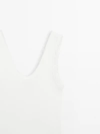 Top avec liseré effiloché en coton mélangé