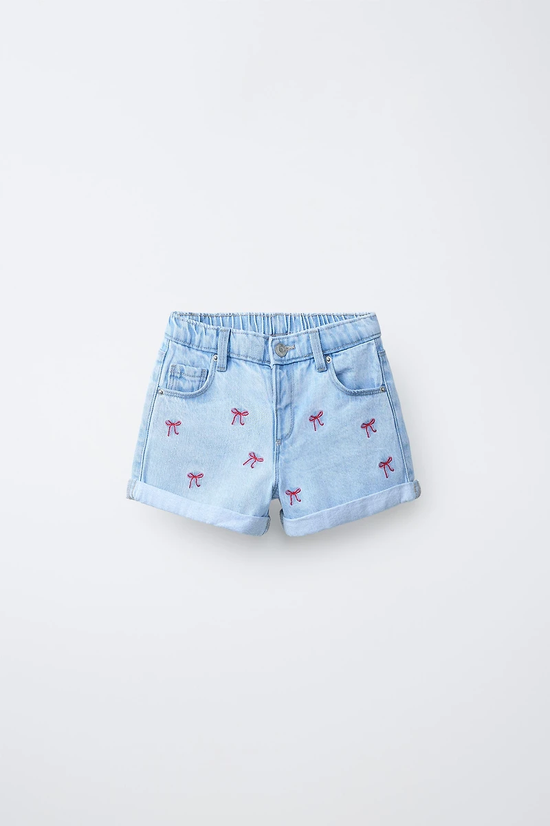 BERMUDA EN JEAN MOM FIT AVEC LACETS BRODÉS