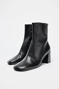 WIDE HEELED LEATHER ANKLE BOOTS