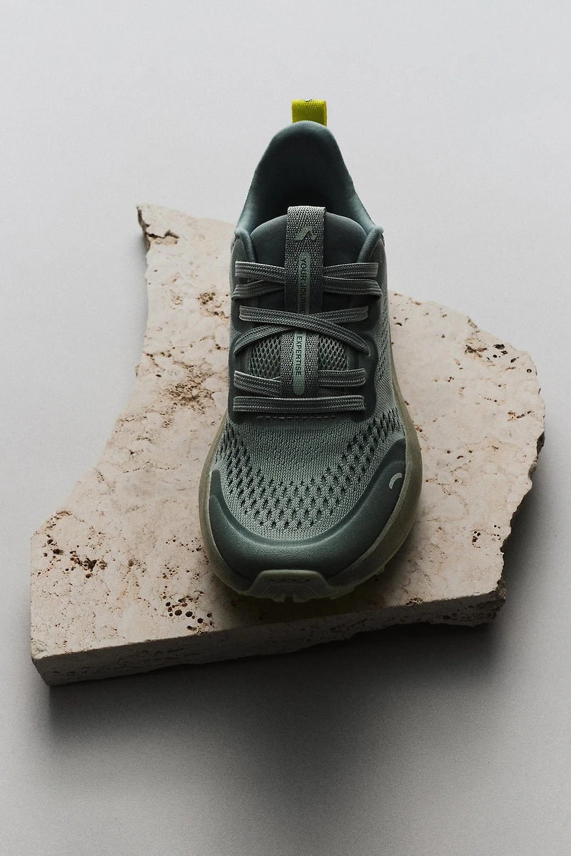 SPORTY SNEAKERS