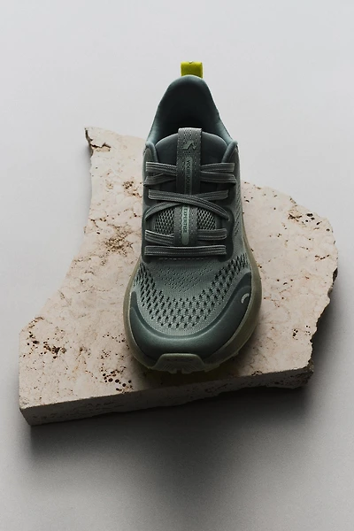 SPORTY SNEAKERS