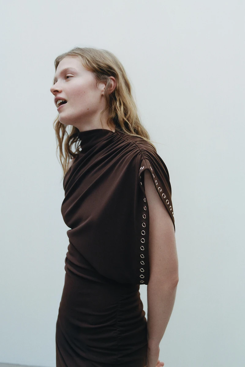 ROBE COURTE ASYMÉTRIQUE ŒILLETS
