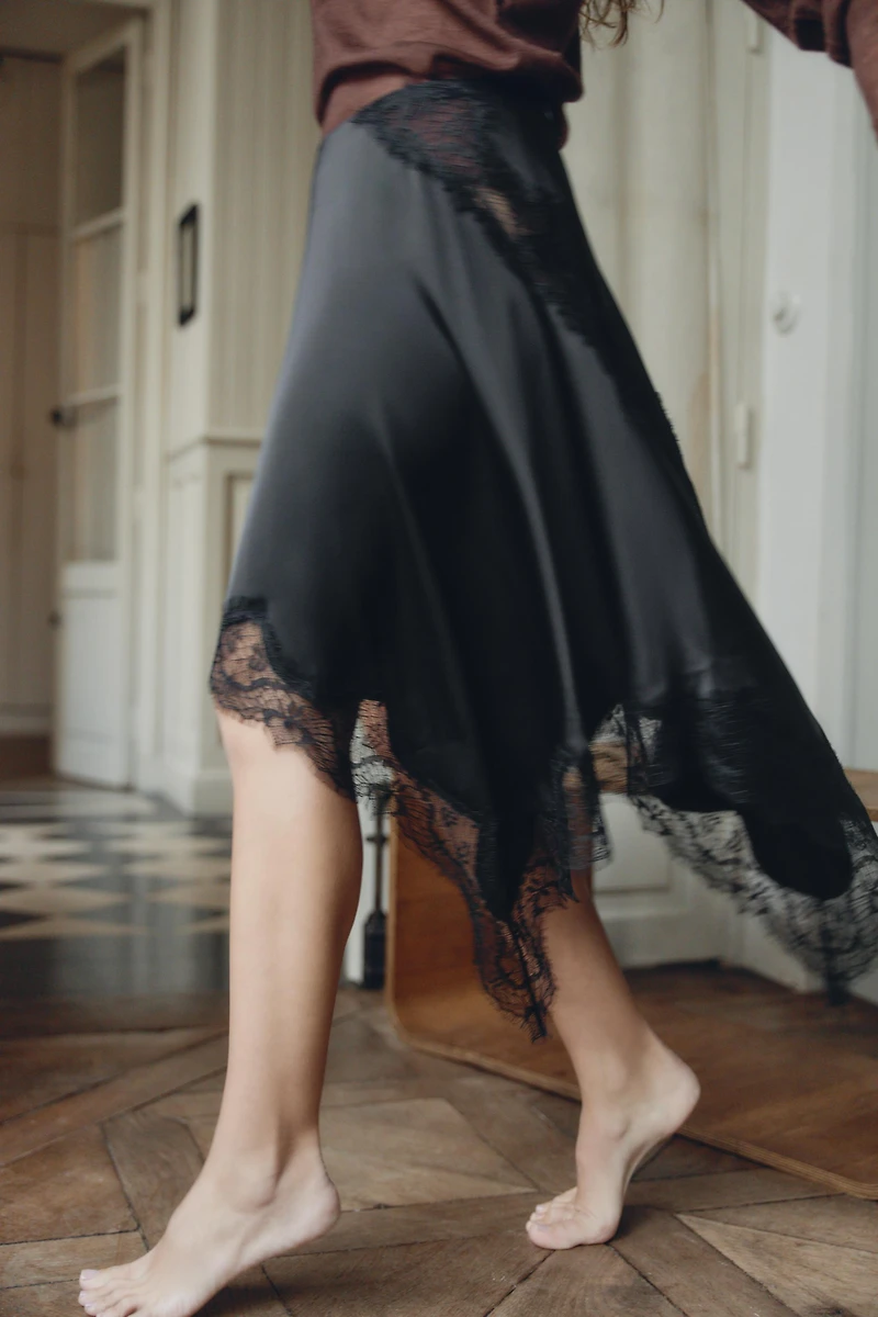 JUPE SATINÉE ASYMÉTRIQUE DENTELLE
