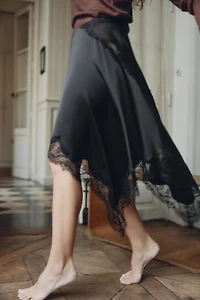 JUPE SATINÉE ASYMÉTRIQUE DENTELLE