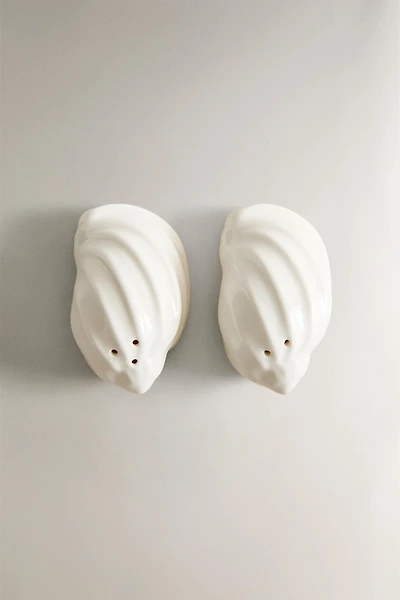 SALT AND PEPPER SHAKER SET SHELLS