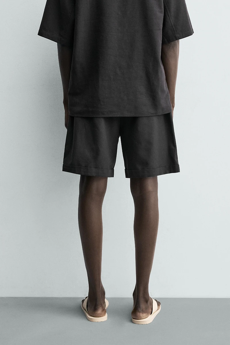 RELAXED FIT PLEATED SHORTS