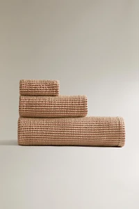 TWO-TONE WAFFLE BATH TOWEL