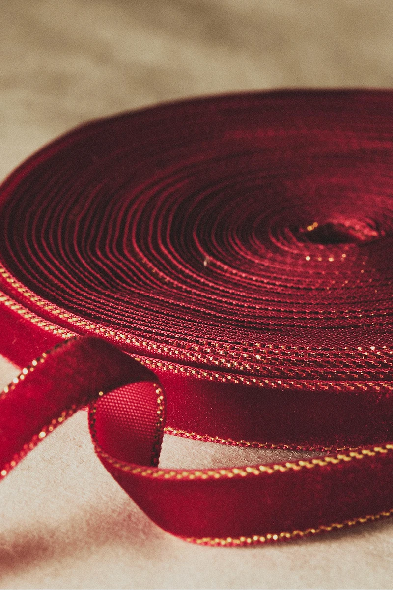 CHRISTMAS GIFT RIBBON WITH METALLIC EDGE