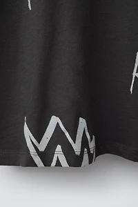 T-SHIRT À IMPRIMÉ GRAFFITI