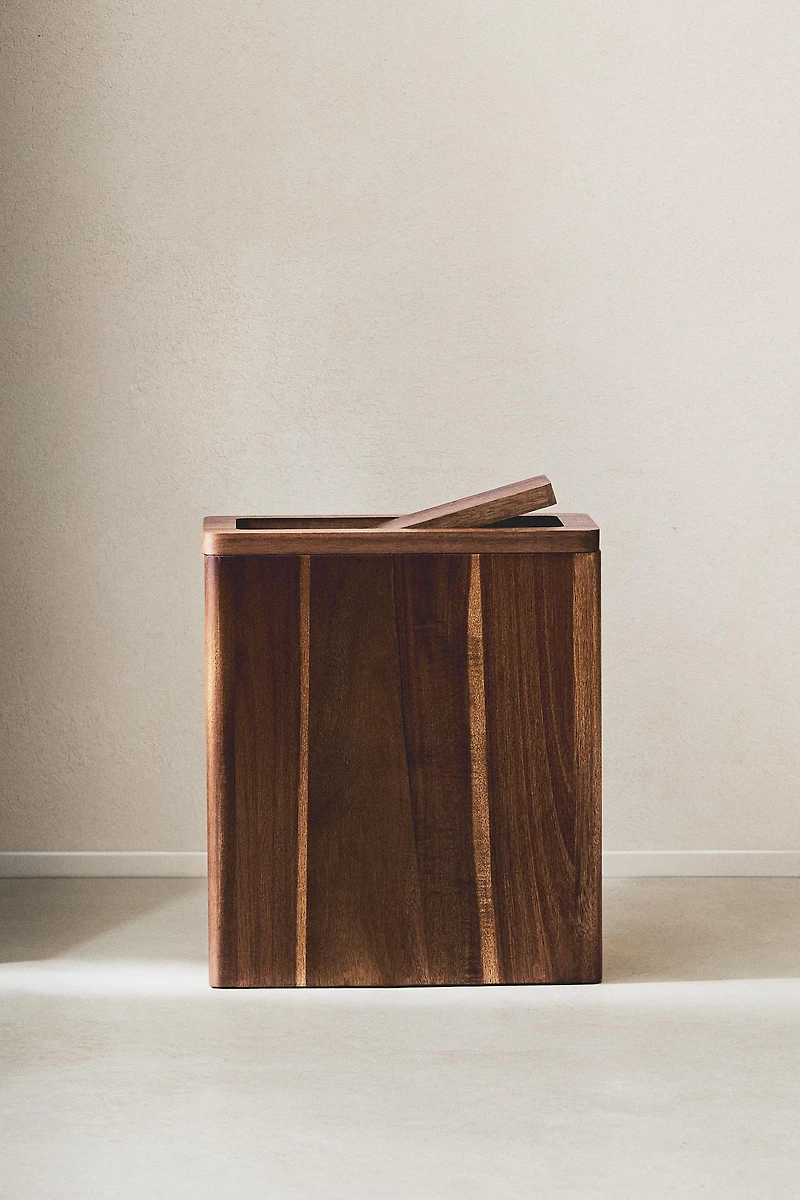 TEXTURED WOODEN BATHROOM TRASH CAN