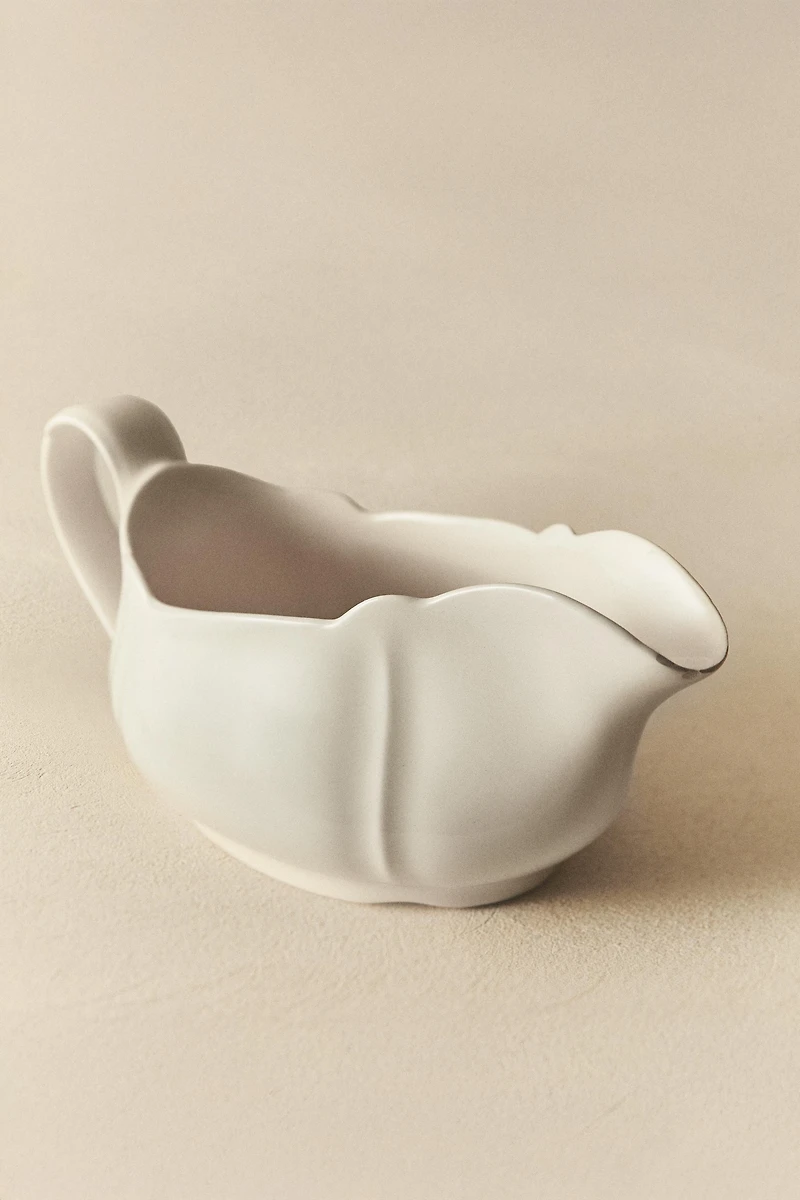 EARTHENWARE GRAVY BOAT WITH RAISED-EDGE DETAIL