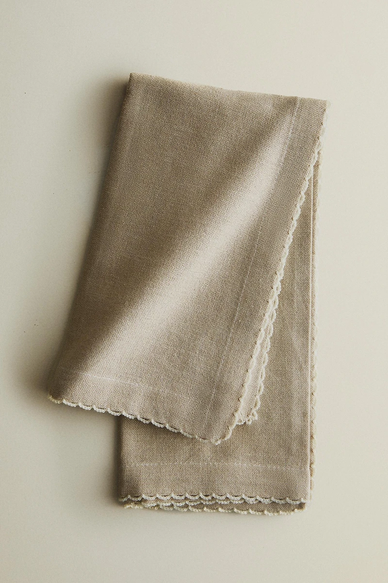 SCALLOPED PLAIN NAPKINS (PACK OF 2
