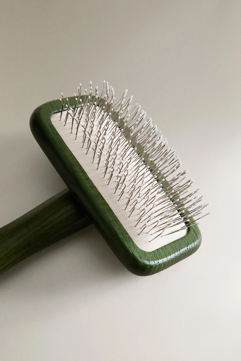CURVED BRISTLE PET BRUSH