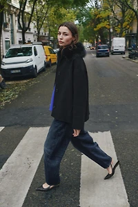 MANTEAU COURT AVEC LAINE ET REVERS EFFET FOURRURE