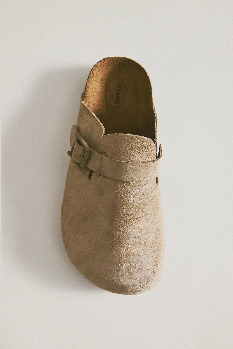 LEATHER CLOGS WITH BUCKLE DETAIL AND TOPSTITCHING