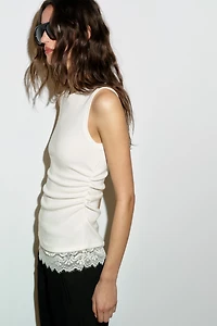 TOP DRAPÉ EN DENTELLE