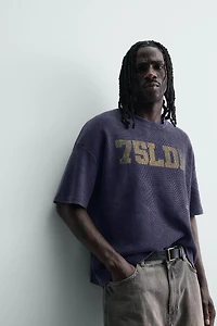 SWEAT STRUCTURÉ WAFFLE IMPRIMÉ DÉLAVÉ