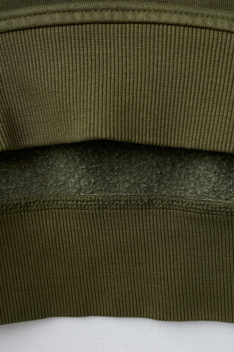 SWEATSHIRT AND CARGO JOGGER SET WITH RUBBERIZED LABEL