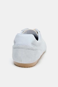 BASKETS EN CUIR CONTRASTÉES