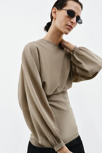 BALLOON SLEEVE TOP WITH FITTED HEM